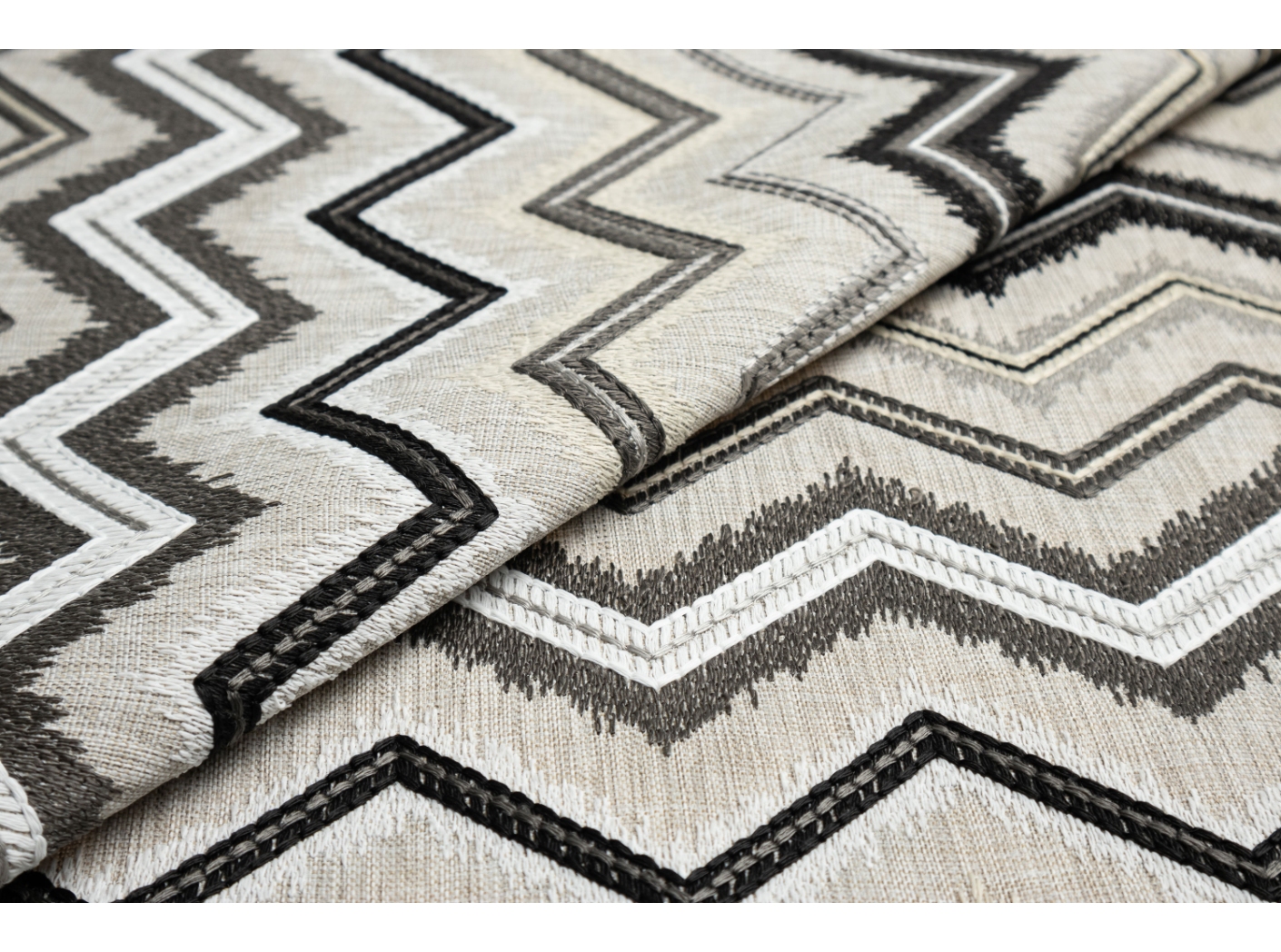 Tyg Veranda Zig Zag 07 Iron Tyg Veranda Zig Zag 07 Iron